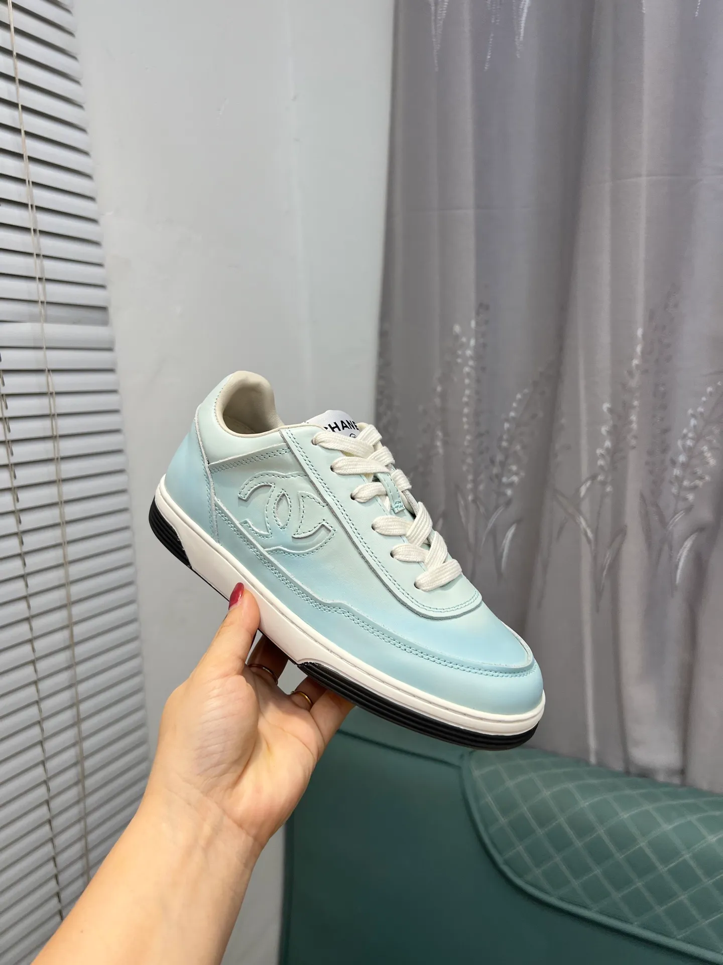 Men's men's shoes 💰660 Exclusive real shot (top version) CHANEL Chanel 2025ss color matching thick-soled casual sports shoes and sneakers. The counter is synchronized. The counter is very popular. A shoe that is very difficult to buy. The most popular thick-soled panda shoes on the Internet. It can be imagined that Xiaoxiang control can't miss it. It has both good looks and comfort. Simple and versatile white shoes. The thick sole increases the height and is super versatile. Close your eyes and wear it. Whoever wears it will look better. Upper: calfskin Lining: imported sheepskin lining Outsole: TPU original outsole Size: 35-44 (customized for women 41 and 40, and 45 for men)